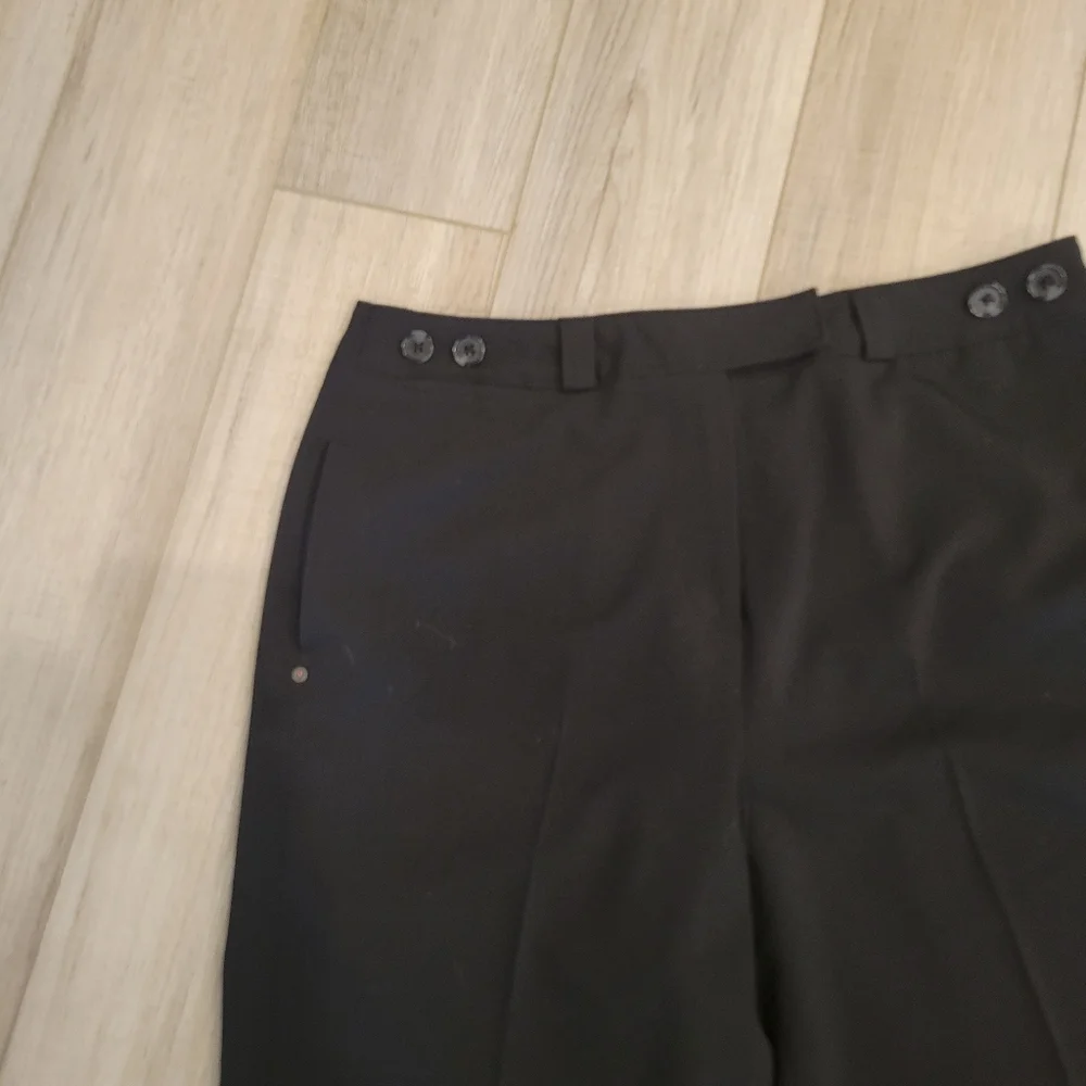 LARRY LEVINE BLACK BERMUDA SHORTS SIZE 8